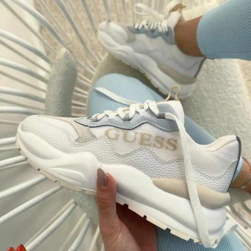 ست کردن کتونی رنگی