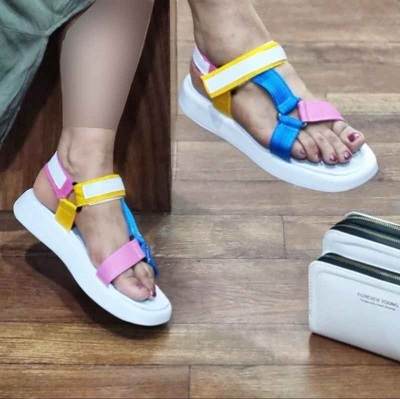شلوار جین اسکینی به همراه صندل